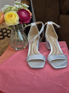 Women's Silver Block Heel Sandals —Strappy Dress Shoes. SIZE 7M. NEW W/O TAGS